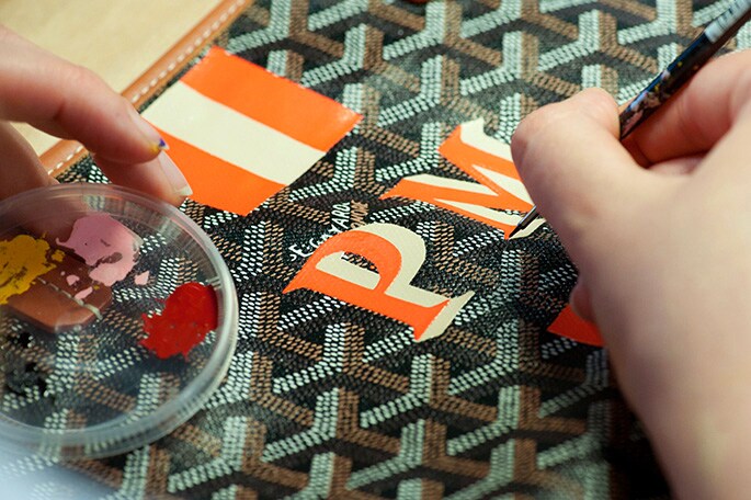 ゴヤールの神髄を極めた上品な伝統を、スヌーピーのスタイルで再解釈。店舗で購入したアイテムや持ち込みのゴヤール商品にもマーカージュを施すパーソナライズサービスも受け付ける。