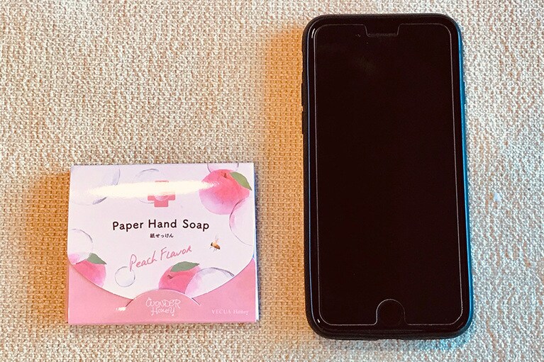 箱のサイズは、横77mm×縦69mm×厚さおよそ6mm(プチプラ美調べ)。スマホと比べてもこの小ささだし、重さというほどの重さをほぼ感じないくらい軽いので、どこに持って行くにも便利。