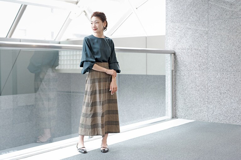 マルチスリーブブラウス9,800円、チェックスカート19,000円／UNITED TOKYO (UNITED TOKYO WOMENS 新丸ビル店03-6273-4944)、シューズ、イヤリング本人私物。