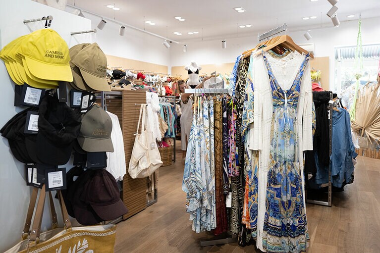 ビーチで過ごすのにぴったりの衣類も。