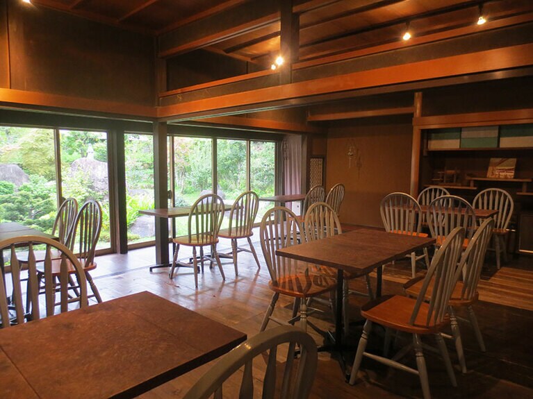 広い庭が見渡せる店内。庭の手入れも自分達で。