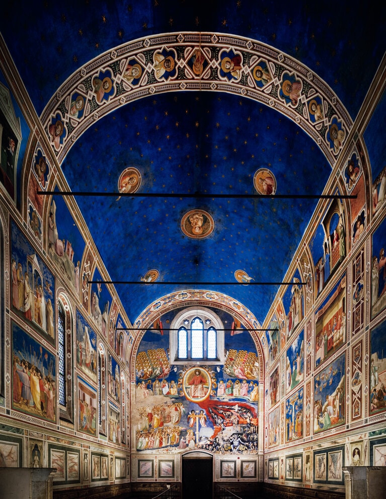 スクロヴェーニ礼拝堂の両側の壁面と後陣、天井を望む。