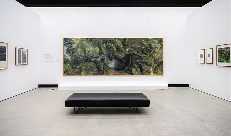 ブリスベンに生まれ、クイーンズランド州の風景などを独自の感性で表現するウィリアム・ロビンソンさんの大作を間近で。William Robinson《The rainforest》1990。