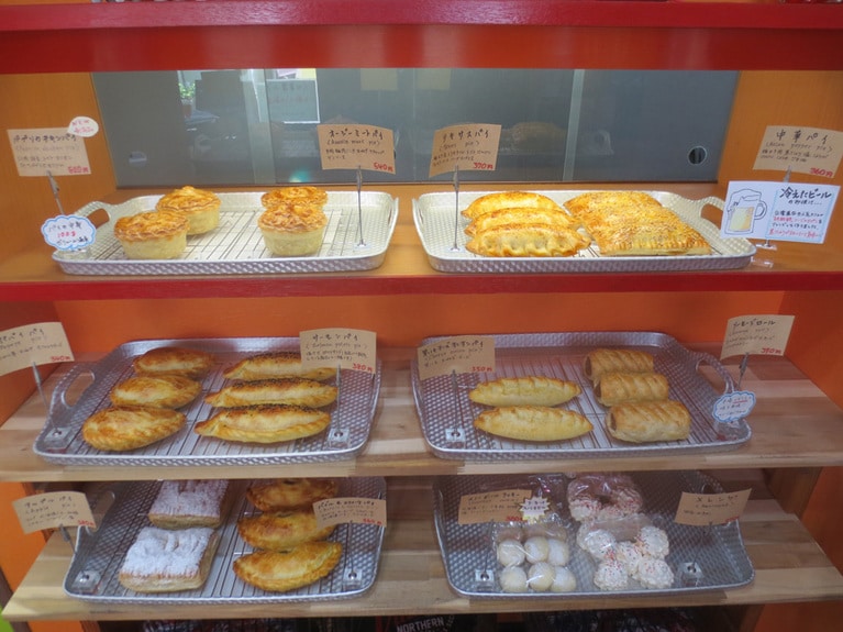 その日の焼きたてのパイが並ぶコーナー。