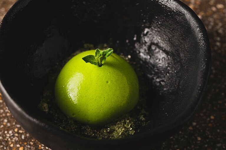 ほお葉、ふき、ミントを合わせた絶妙な苦味が光るムース。