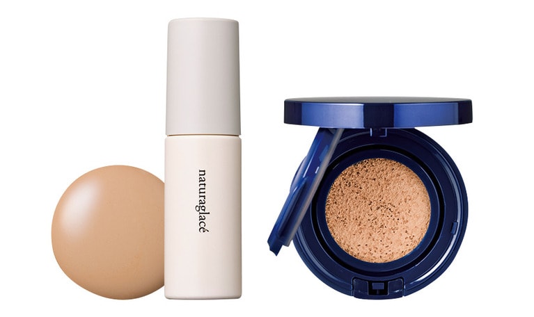 左：素肌感を活かしながらキメの細かい肌に。圧迫感のない使い心地でテカリ防止効果も。ナチュラグラッセ ウォータリーファンデーション SPF30・PA+++ 全2色 30mL 3,600円／ネイチャーズウェイ(限定発売中)。右：和漢植物による美容成分を配合。つけていることを忘れるような水ツヤ膜の肌に。雪肌精 MYV ウォータリー リキッド クッション SPF30・PA+++ 全7色 5,800円(編集部調べ)／コーセー