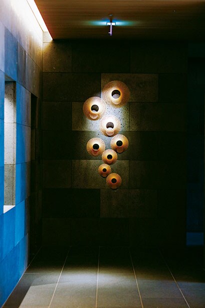 【ANAインターコンチネンタル別府リゾート＆スパ】大分の伝統工芸である竹細工のアートワーク。九州ゆかりの作家の作品が随所に飾られ、館内は美術館のよう。／Photographs：Yoshikazu Shiraki