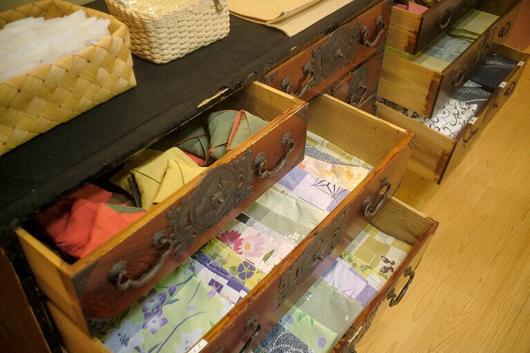 浴衣と帯は、好きなものを自分で選ぶスタイル。色や柄が豊富に揃います。
