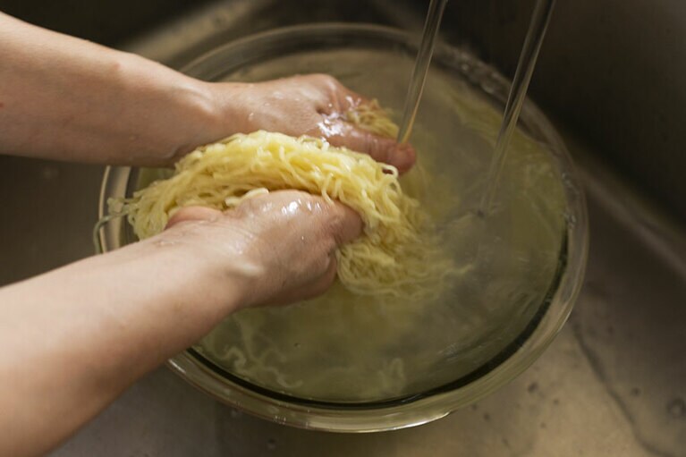 “うまっ”のポイントはこれ！　2：麵を十分に洗う。