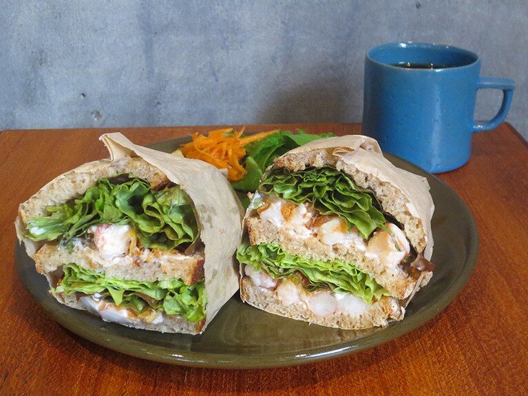 本日のサンドイッチ「シュリンプサンドイッチ」800円と「コーヒー」500円。