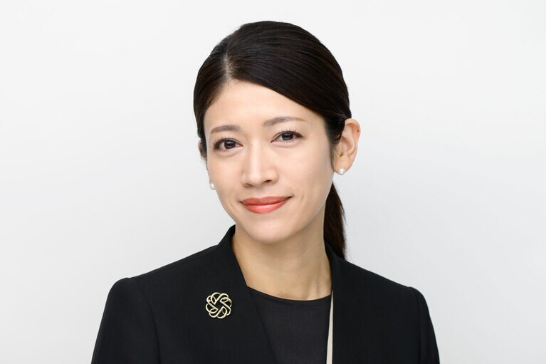 ふんわり軽やか、上品なツヤ肌があっという間に完成！