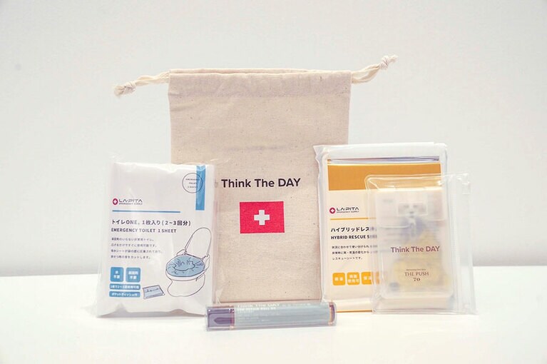 「Think The DAYオリジナル簡易防災セット」。