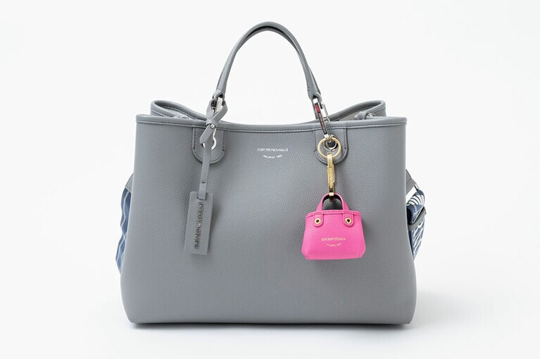 大サイズ(H27×W37.5×D11.5cm)に別売りのバッグチャームでカラーミックスしても可愛い。