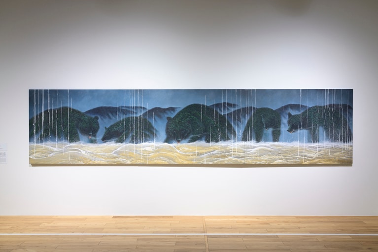 『共鳴』（2023）……2023年、山全体の実りが大凶作となり、食糧難に追い込まれた熊たちは危険を冒してまで人里へ侵入し、畑や民家に出没する事例が相次いだ。さらに豪雨災害が重なり、森林の許容量を超えた雨水は濁流となって川や里を飲み込んでいった。それまでの日常を失い、追われていく熊や人々。その視線の先にあるものを追い求めながら描いた作品。