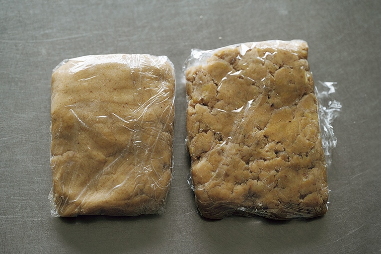 空気を抜きながらピッチリとラップに包み、冷蔵室でひと晩おくと味が落ち着く。5日以内に使う場合は冷蔵で保存。長期保存する場合は、ジッパーつきの保存袋に入れて冷凍で保存する（使う前日に冷蔵室に移して解凍する）。（左）細タイプ。（右）粗タイプ。