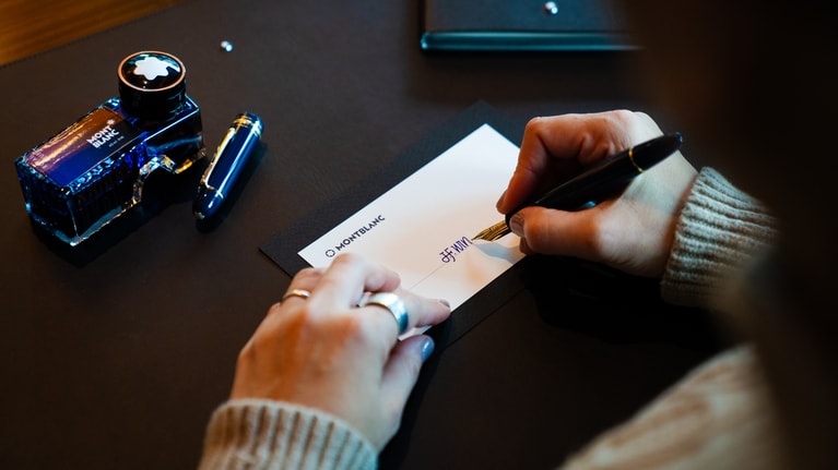 “文字を綴る時間で、ひらめきと集中力を目覚めさせる”をコンセプトにしたこのハイティーでは、モンブランの筆記具とオリジナルポストカードも用意。慌ただしい日常の中で、あえて立ち止まり、思考や感性に静かに向き合う時間を提供してくれる。