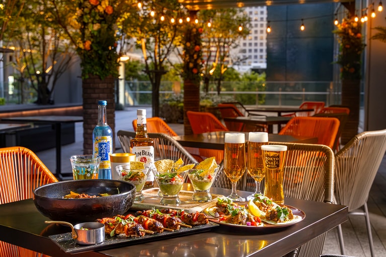 涼風が吹き抜けるテラス席にはシェードが完備され、日中も快適に利用可能。天候が優れない場合は、店内の席を用意してくれる。