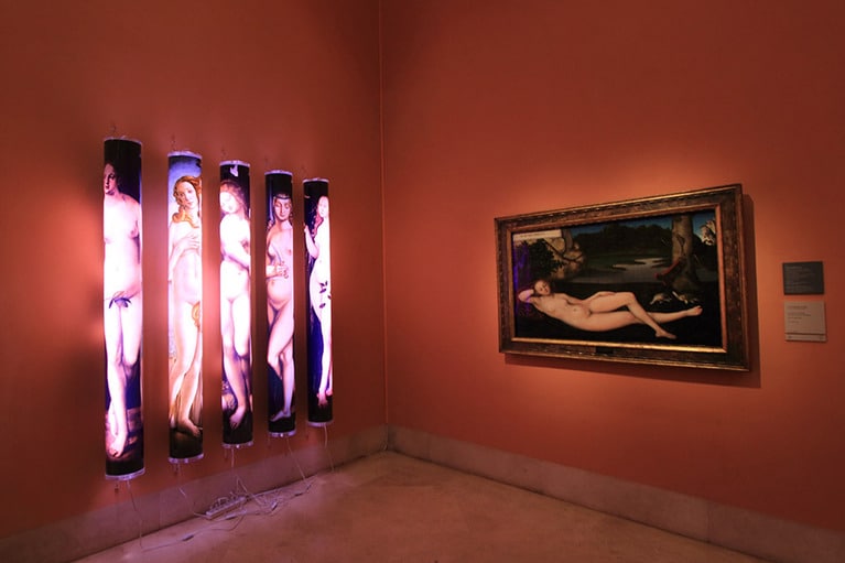 裸婦像のコーナーでは、バックライトを当てられた展示もある。
