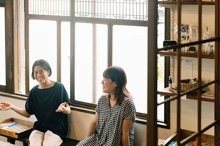 玉野市の移住支援団体「うのずくり」の森さんと。