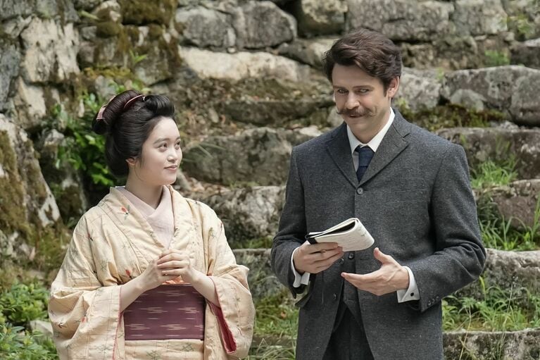 英語教師と女中として顔を合わせるうちに、怪談を通して心を通わせるようになるヘブンとトキ。©NHK