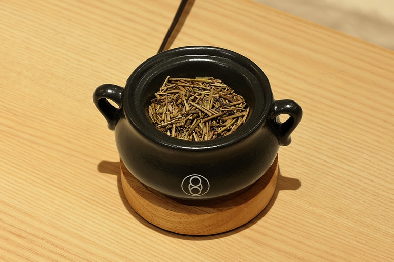 ほうじ茶の香りが部屋に満ち、ただ過ごす時間さえもウェルネスにつながっている。