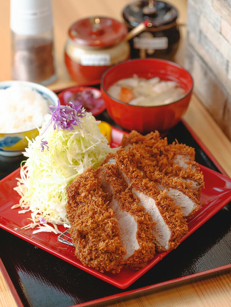 リブロースカツ定食 2,800円は、白飯と豚汁が付く。400gとボリュームたっぷり。はっしーさんいわく、上質な豚肉は脂が甘く脂身でおいしさがわかるとのこと。お試しを！