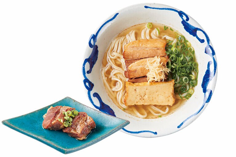 ［自家製麺 金月そば 読谷本店］金月そば(並) 780円。左は別皿の軟骨ソーキ。