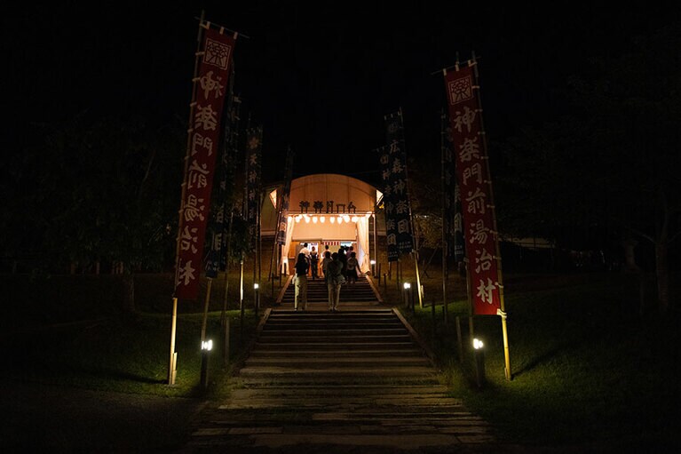 すっかり夜も更け、会場に向かう観客たち。