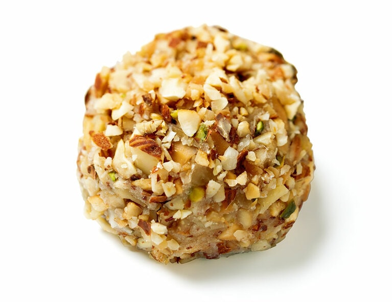 東京「タケノとおはぎ」ナッツ 310円。手作業で砕いた4種のナッツが噛むたび香る。