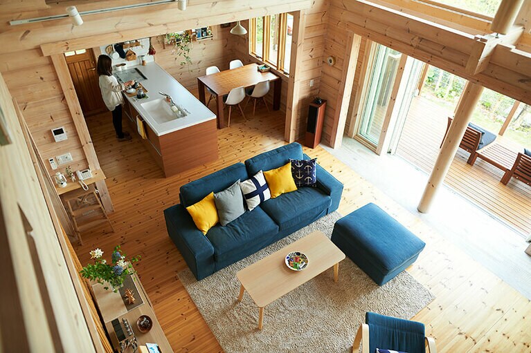 ロフトから見下ろす吹き抜けのLDK。大きなソファでゆったりとくつろげる。