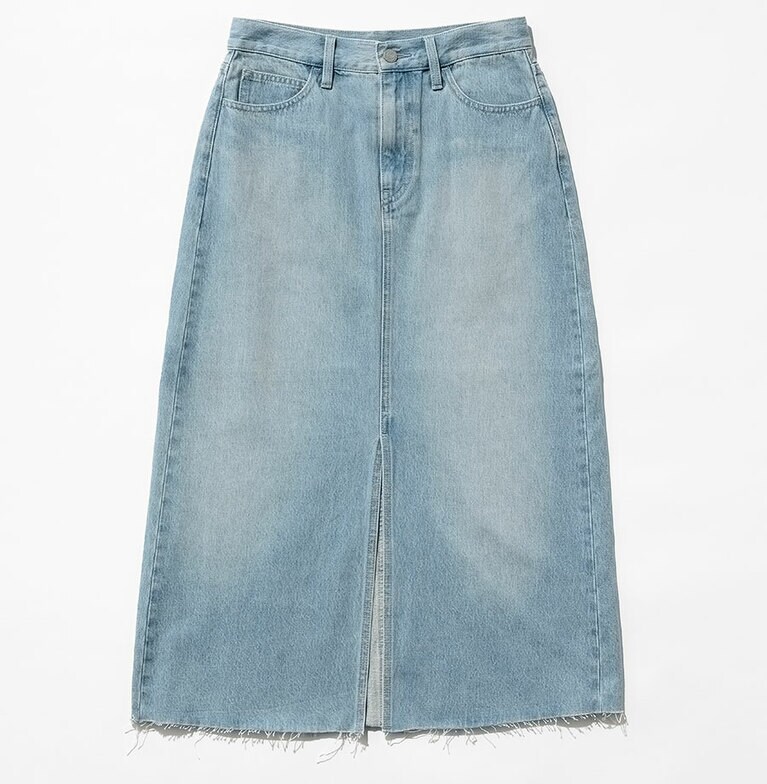 デニムロングスカート（カットオフ） 3,990円。