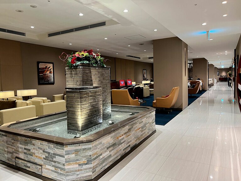 ラウンジ内に噴水があるのもエミレーツ航空ならではの豪華な演出。