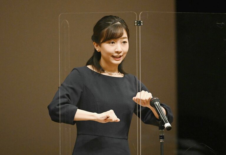 2022年9月10日、「第39回全国高校生の手話によるスピーチコンテスト」で、手話を交えてあいさつされる佳子さま　©時事通信社