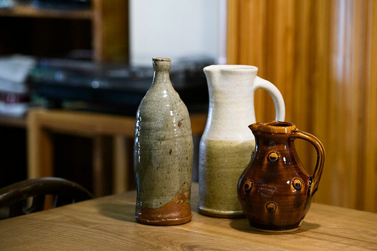 左から益子のフラワーベース(9,900円)、中央は、益子の作家設楽洋子さんのピッチャー(44,000円)。右は島根県・出雲の出西窯に、型から依頼した別注のピッチャー(13,200円)。こうして複数並べて飾るだけで、途端にアートな空間へと変わる。