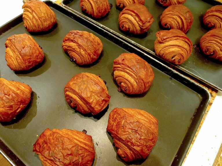 焼きたての「パン・オ・ショコラ」。