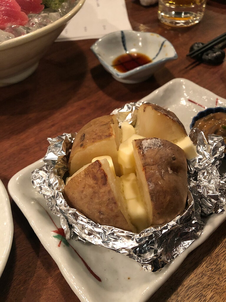 札幌の居酒屋で、ドーンと出てきたじゃがバター。ジョニーさんの携帯写真から。©Jonny Lake