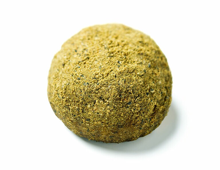 東京「タケノとおはぎ」麻の実ときなこ 250円。定番のきなこも、麻の実の香りでひと味違う。