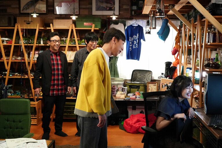 VTuber「恋神イザミ」を演じる佐倉綾音(右)と東京03。