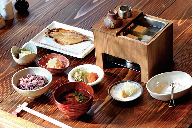 朝食の主食は小田原の農家が自然栽培で育てる白米と古代米、さらにもち麦の入った雑穀ごはん。