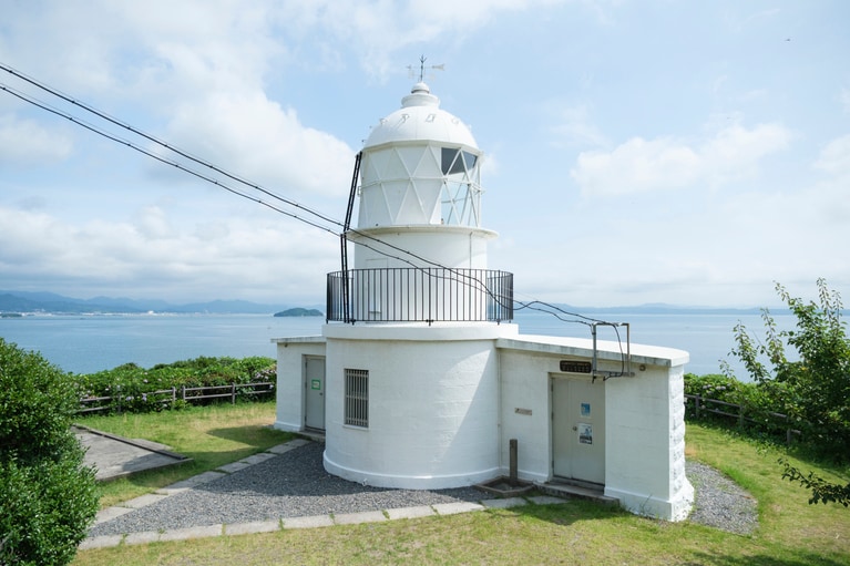 灯台の下部分は半円形になっている。H・ブラントン設計で明治5年（1872年）初点灯。