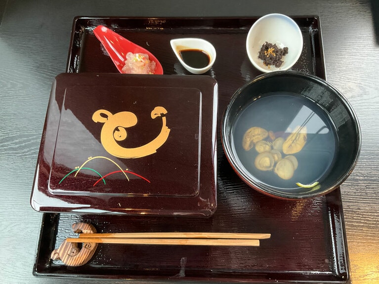 「特重」5,500円。うな重(ウナギ大きめ)に大根の酢の物、鰻の佃煮、シジミの吸い物がセット。