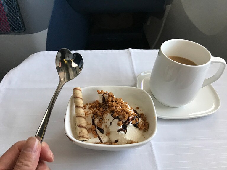 デザートのサンデーは、ワゴンから取り分けてくれる。トッピングを選ぶことができて楽しい。なんと、スプーンがハート型！