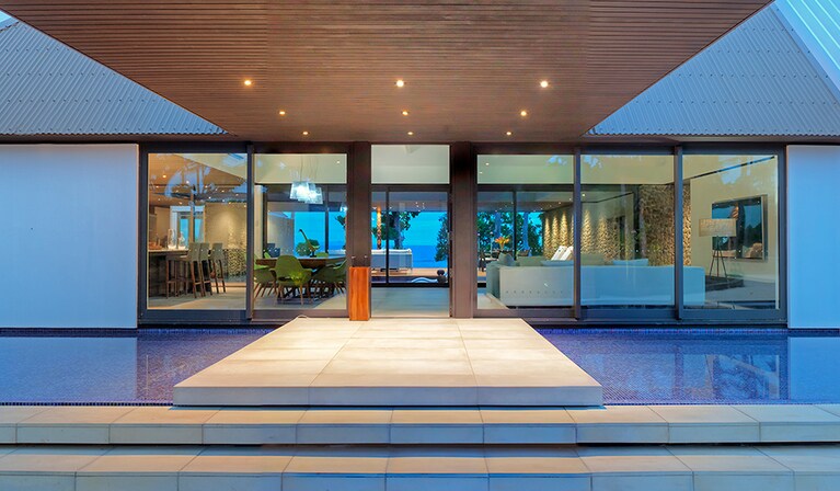 レジデンスの「ザ・パームス」のエントランス。