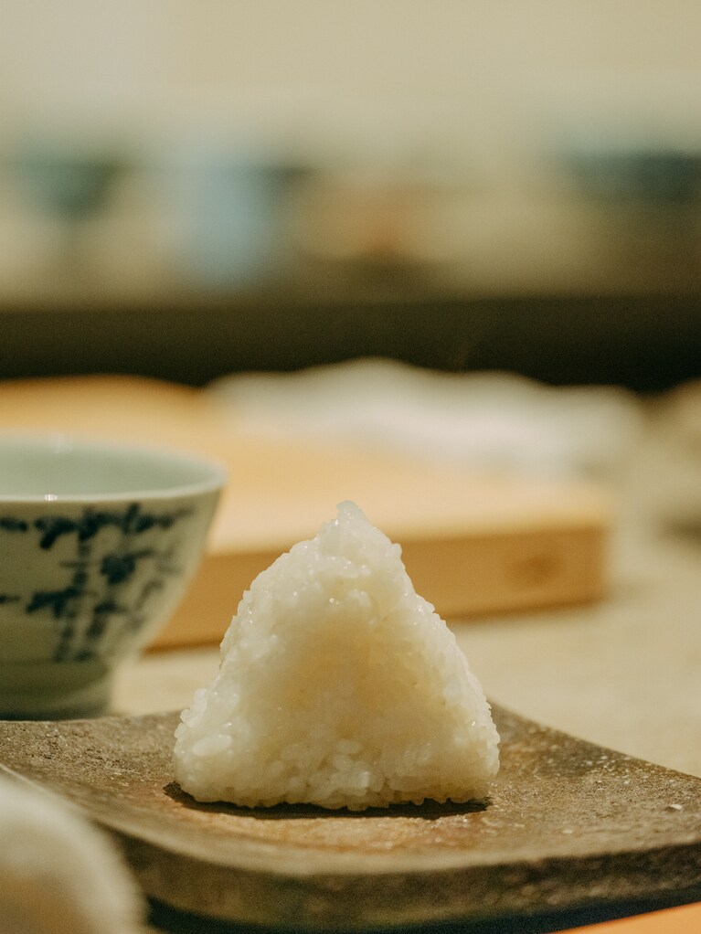 『素の味』を愉しむお食事会にて。佐賀県唐津の和食店「あるところ」の店主・平河直さんが握る、塩むすび。（photo：Ayumi Mineoka）