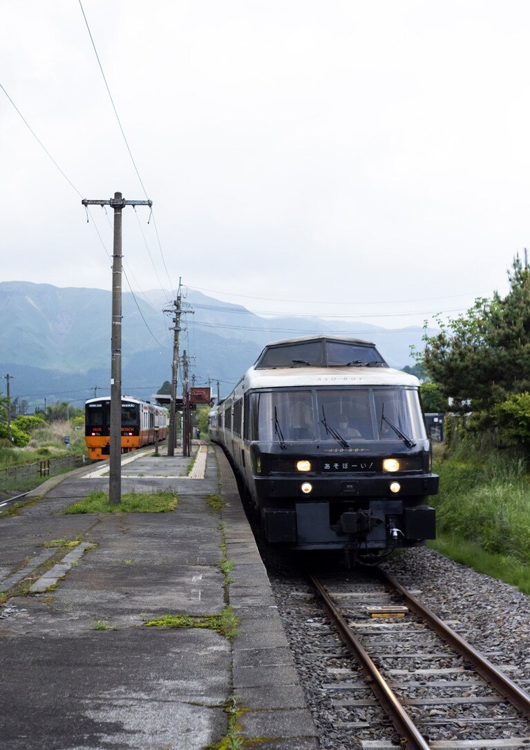熊本駅から阿蘇駅を経由して、大分・別府までを走り抜ける特急「あそぼーい！」。