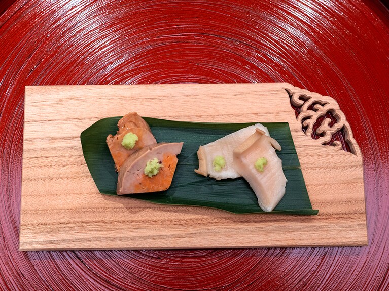 美しく盛り付けられたあん肝とアワビ。