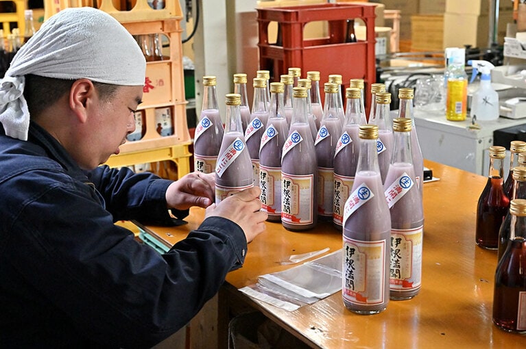 ラベル貼りも1本1本手作業で行う。