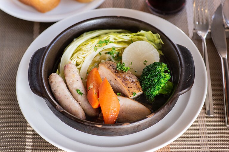 この日に選んだランチは、カジュアルフレンチ「セルクル」のポトフ。ホットワインとデザートもつく、パーフェクトなセット。