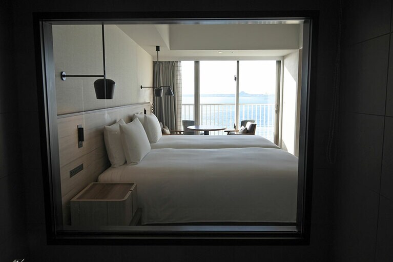 ベッドの向こうに海を望みます。