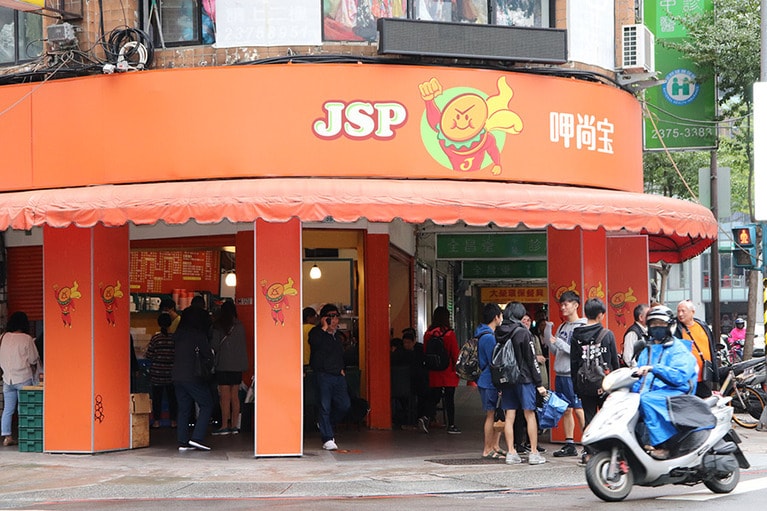 「呷尚宝 漢中店」の外観。平日朝8時頃でこの賑わい。台湾では朝食を外で食べたり、テイクアウトするのが一般的なのだそう。